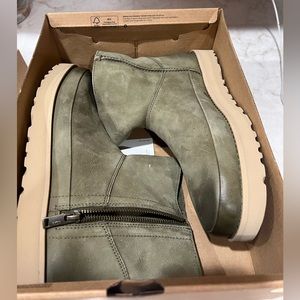 UGG Women leather green boots brand new